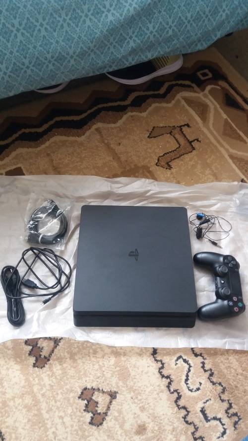 PS4 500GB SLIM CONSOLE + 1 CONTROLLER  ( LIKE NEW, 2 MONTHS OLD)